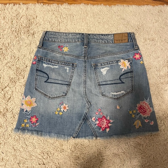 NEW WITH TAGS American Eagle floral denim skirt - Picture 2 of 5